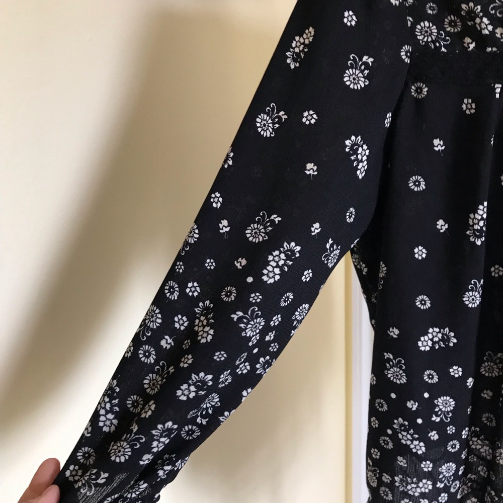 Nine Britton (Stitch Fix) Black Floral Peasant Blouse Size Medium Boho Style - Picture 4 of 10